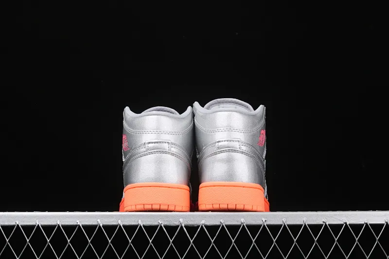 All categories Air Jordan Jordan series basketball shoes Air Jordan 1 Mid Air Jordan 1 Mid SE AJ1 Joe 1 silver powder patent leather mid-top basketball shoes 555112-006